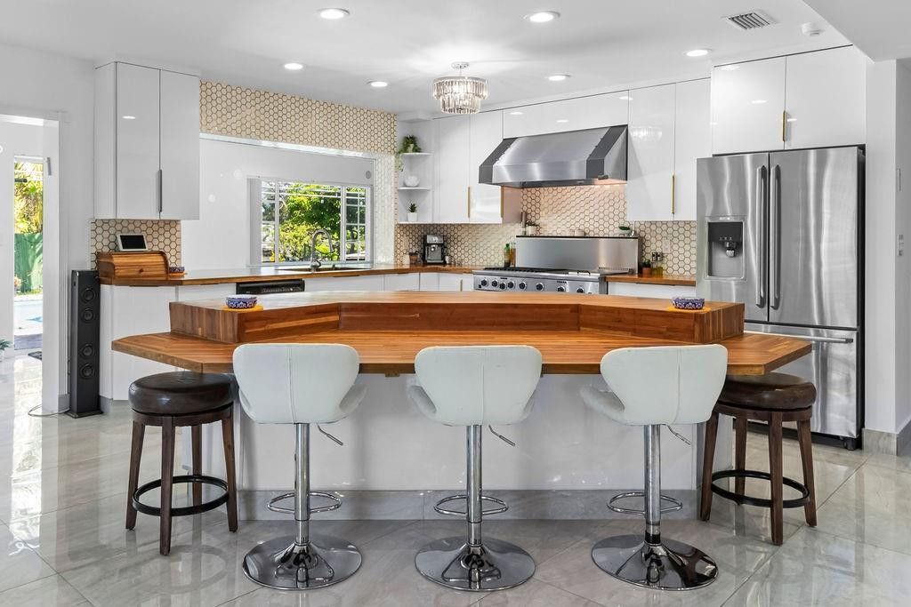 19885 NE 22nd Avenue, Miami, FL 33180 Photo