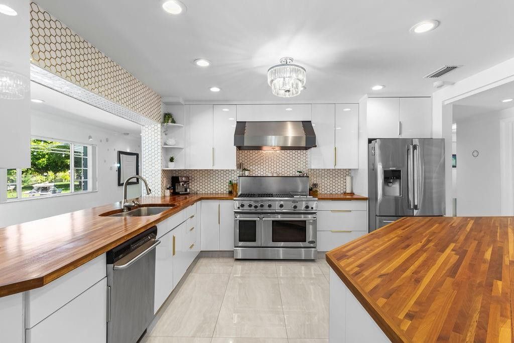 19885 NE 22nd Avenue, Miami, FL 33180 Photo