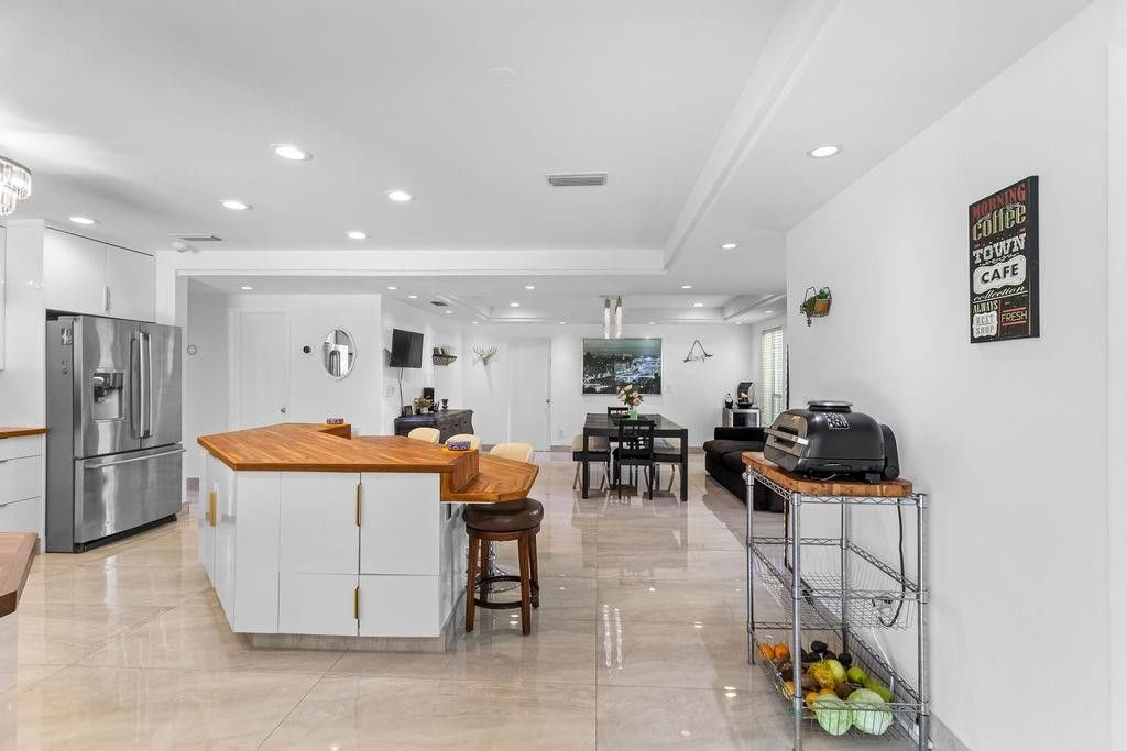 19885 NE 22nd Avenue, Miami, FL 33180 Photo