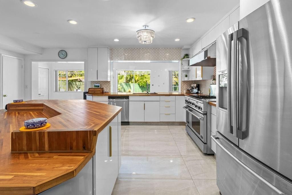 19885 NE 22nd Avenue, Miami, FL 33180 Photo