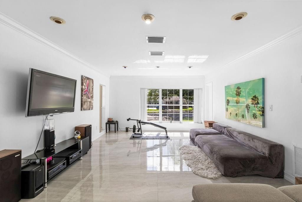 19885 NE 22nd Avenue, Miami, FL 33180 Photo