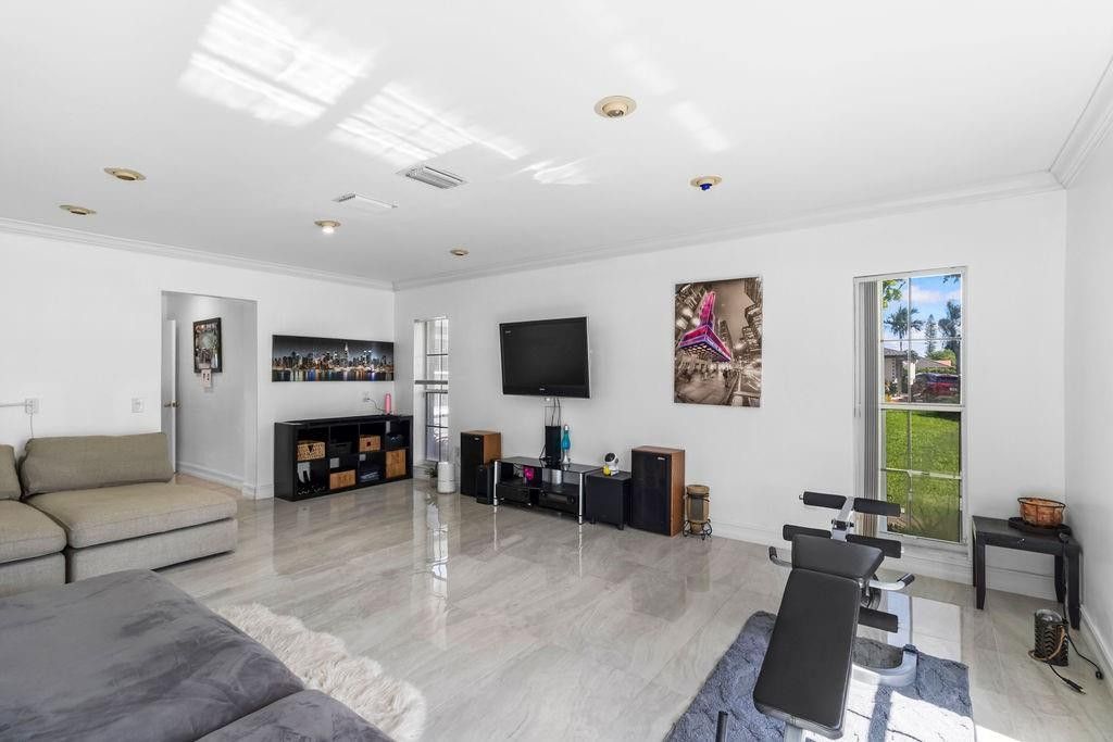 19885 NE 22nd Avenue, Miami, FL 33180 Photo