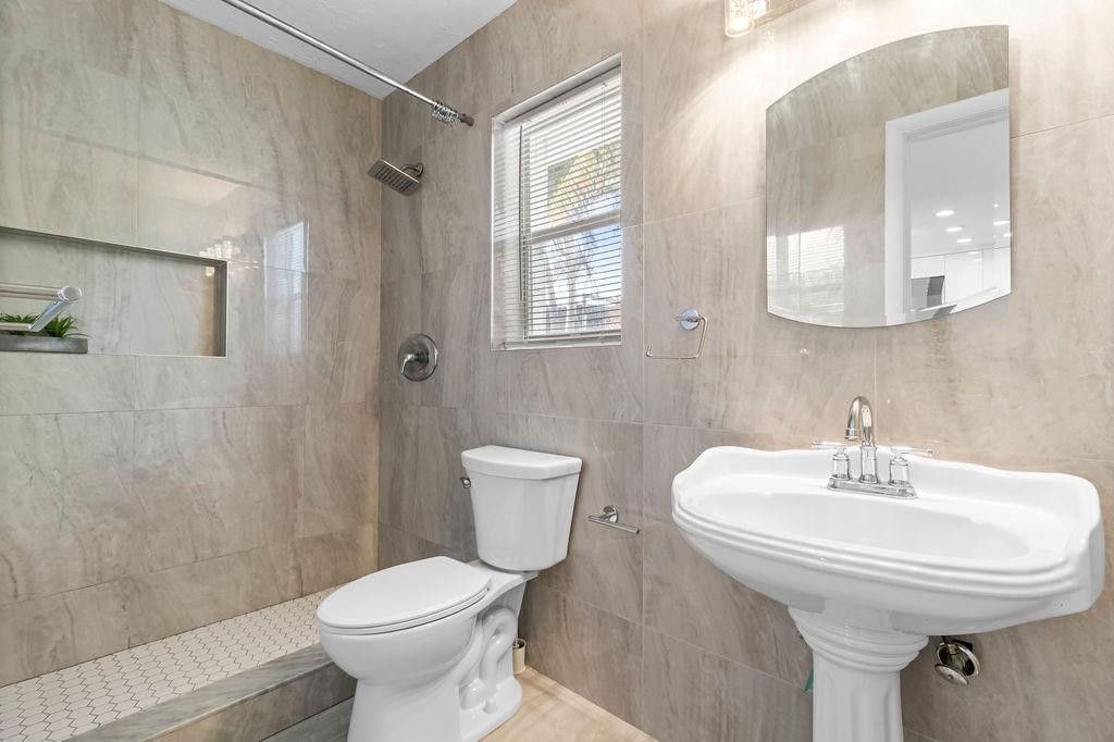 19885 NE 22nd Avenue, Miami, FL 33180 Photo