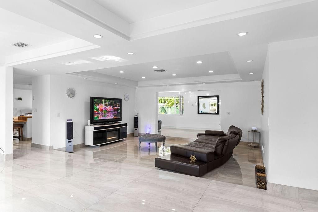 19885 NE 22nd Avenue, Miami, FL 33180 Photo