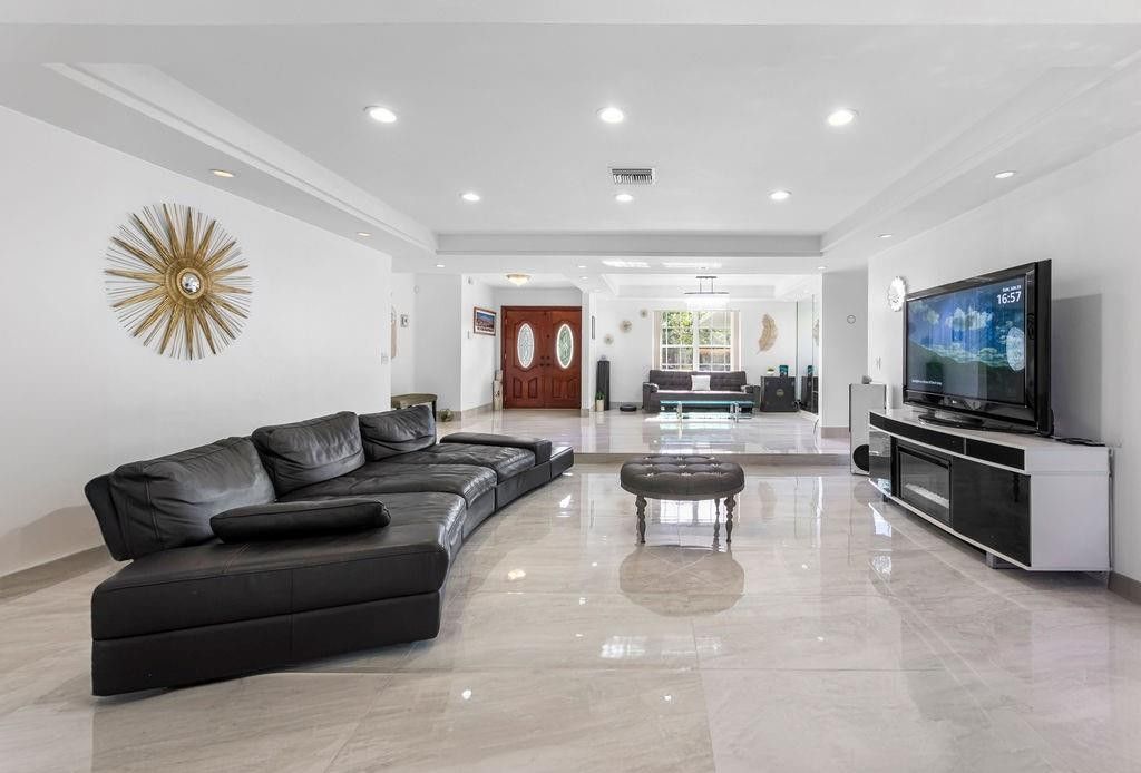 19885 NE 22nd Avenue, Miami, FL 33180 Photo