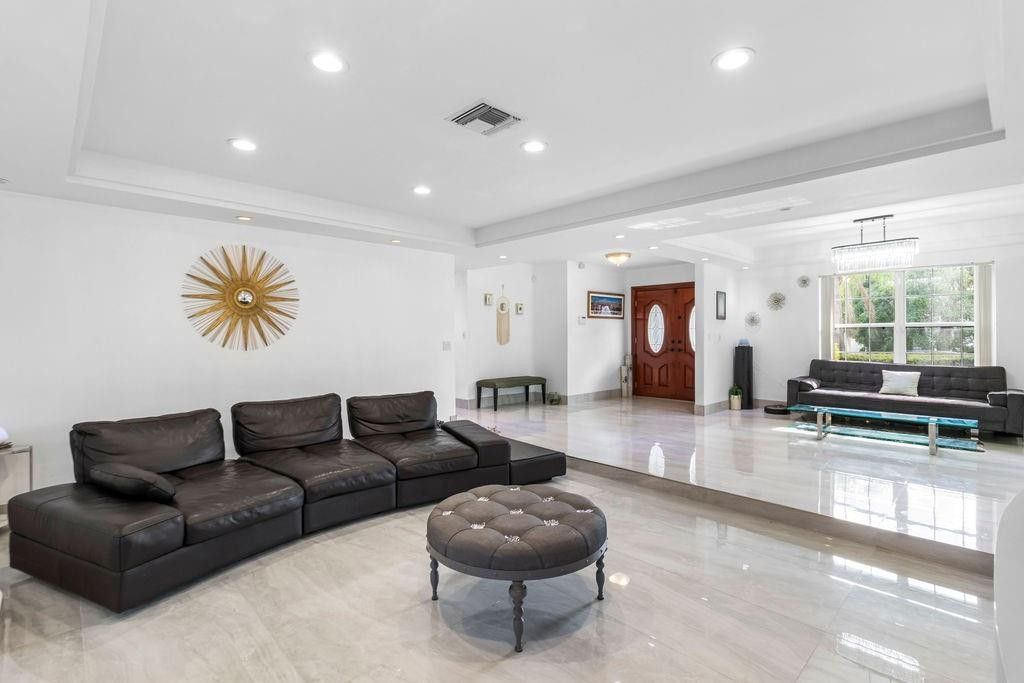 19885 NE 22nd Avenue, Miami, FL 33180 Photo