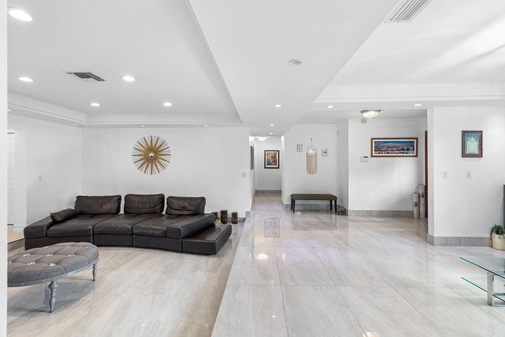 19885 NE 22nd Avenue, Miami, FL 33180 Photo