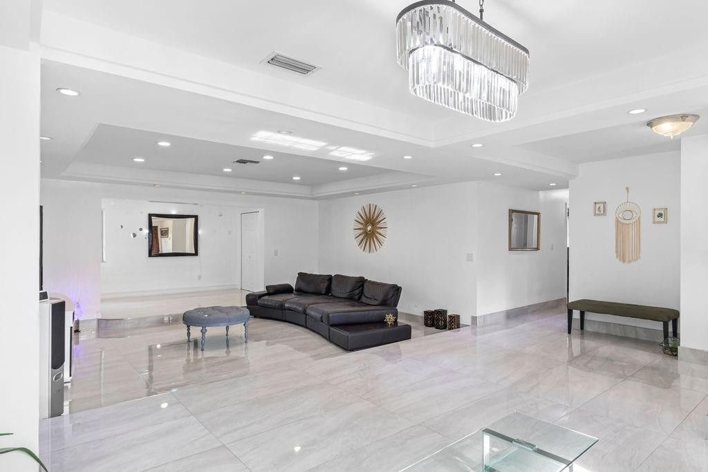 19885 NE 22nd Avenue, Miami, FL 33180 Photo