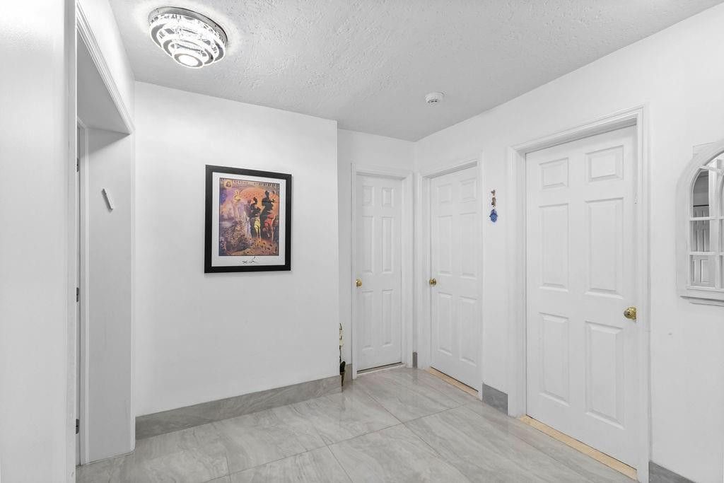 19885 NE 22nd Avenue, Miami, FL 33180 Photo