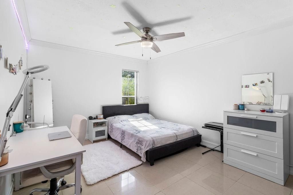 19885 NE 22nd Avenue, Miami, FL 33180 Photo