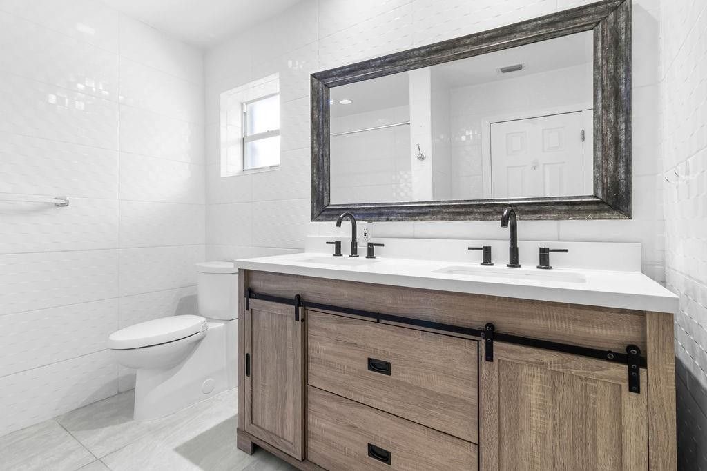 19885 NE 22nd Avenue, Miami, FL 33180 Photo