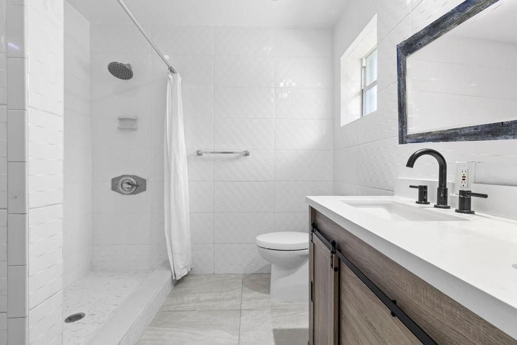 19885 NE 22nd Avenue, Miami, FL 33180 Photo