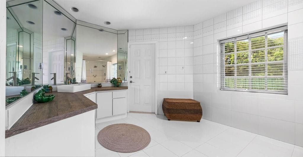 19885 NE 22nd Avenue, Miami, FL 33180 Photo