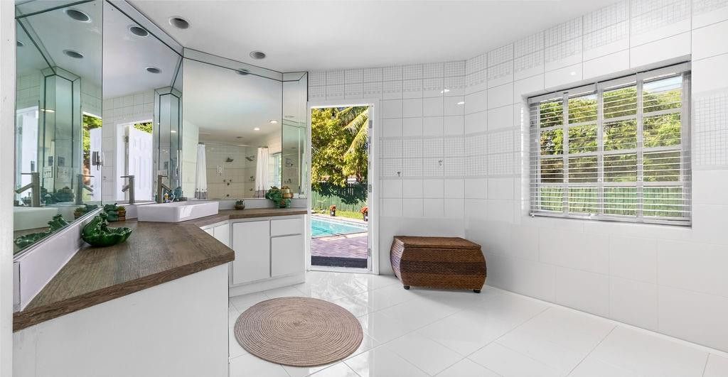 19885 NE 22nd Avenue, Miami, FL 33180 Photo