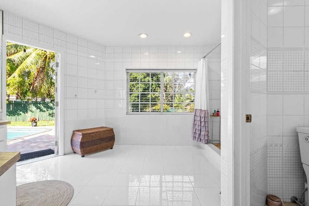 19885 NE 22nd Avenue, Miami, FL 33180 Photo