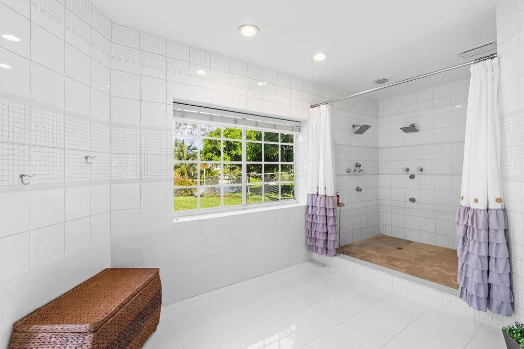 19885 NE 22nd Avenue, Miami, FL 33180 Photo