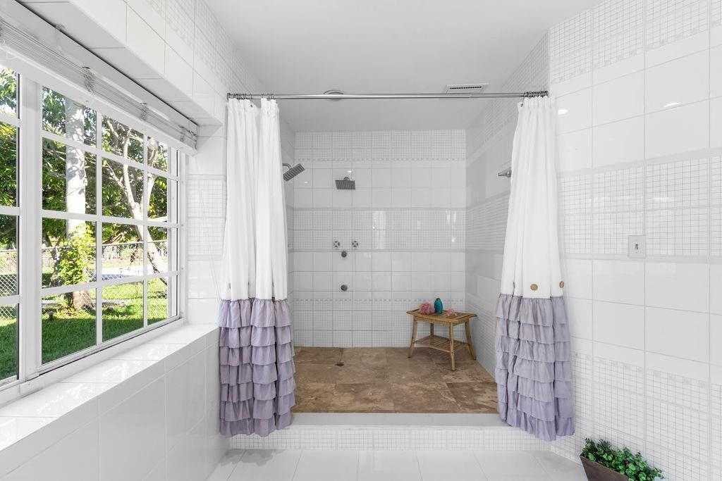 19885 NE 22nd Avenue, Miami, FL 33180 Photo