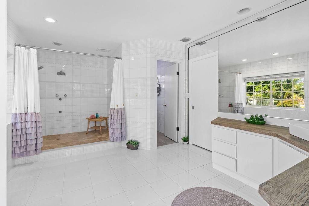 19885 NE 22nd Avenue, Miami, FL 33180 Photo