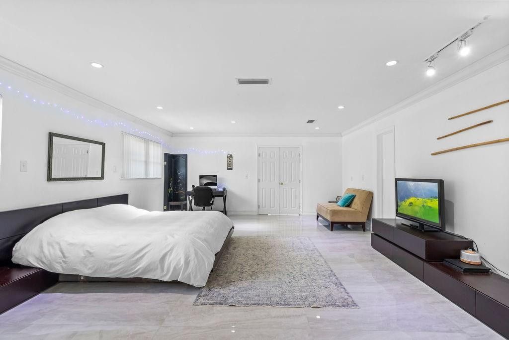 19885 NE 22nd Avenue, Miami, FL 33180 Photo