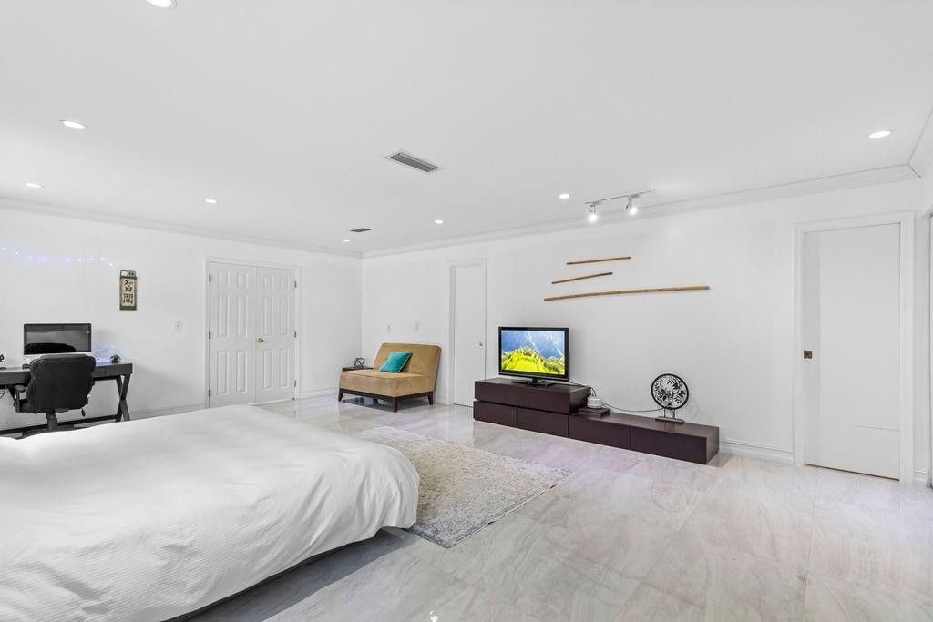 19885 NE 22nd Avenue, Miami, FL 33180 Photo