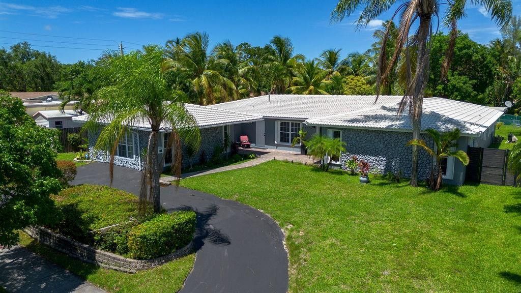 19885 NE 22nd Avenue, Miami, FL 33180 Photo