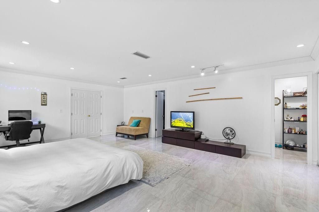 19885 NE 22nd Avenue, Miami, FL 33180 Photo