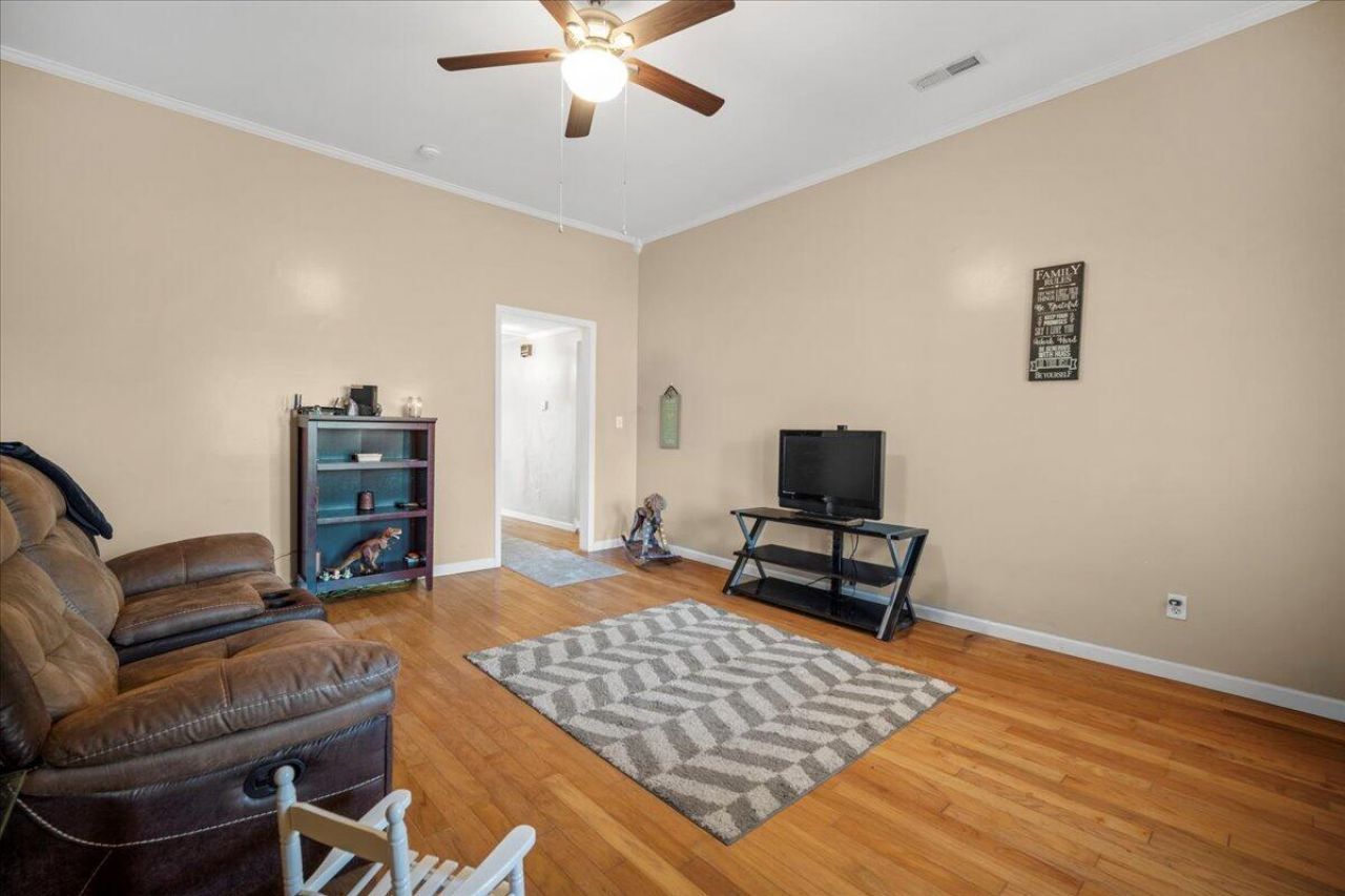 555 Barkley Street Photo 13