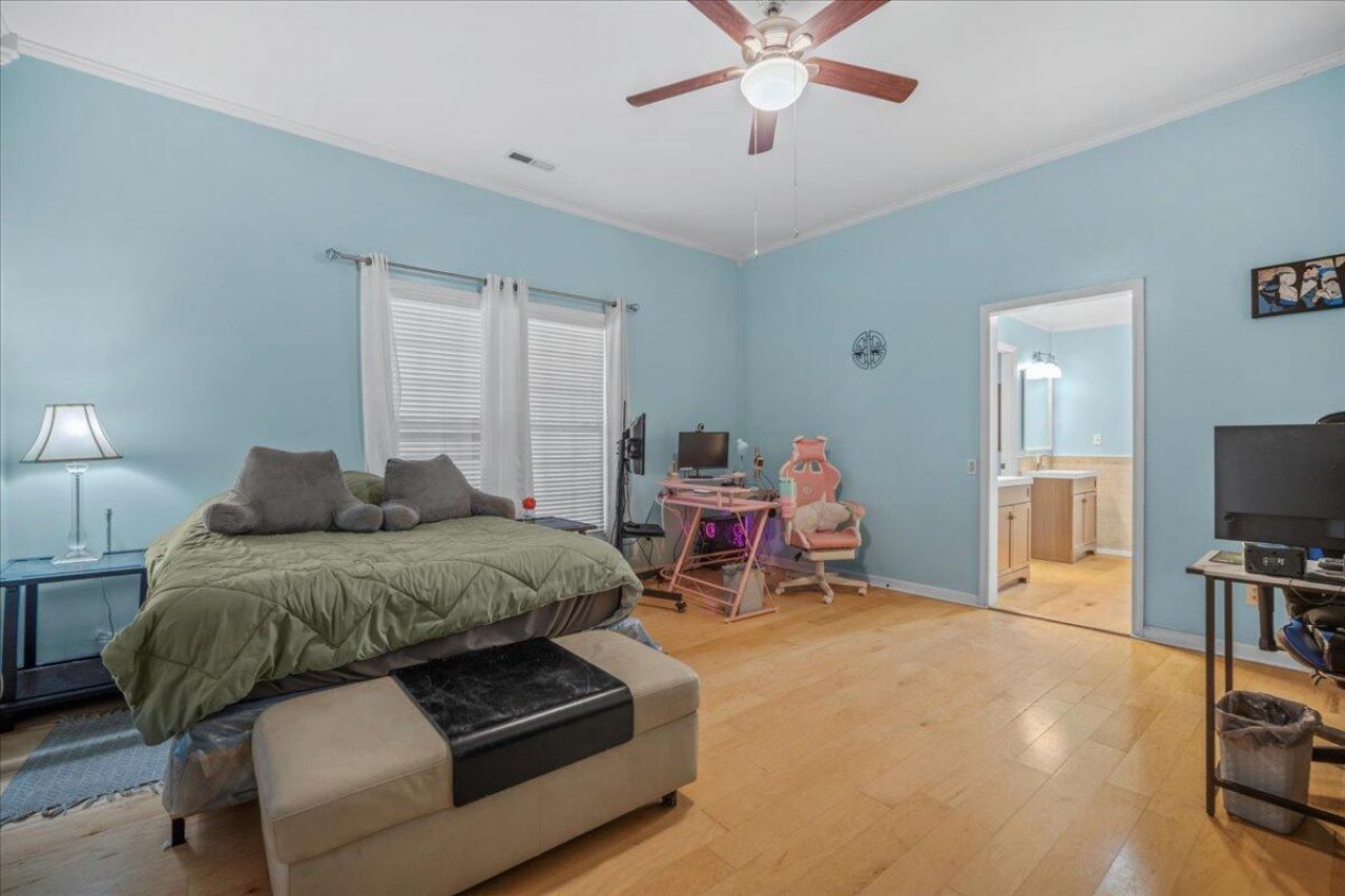 555 Barkley Street Photo 14