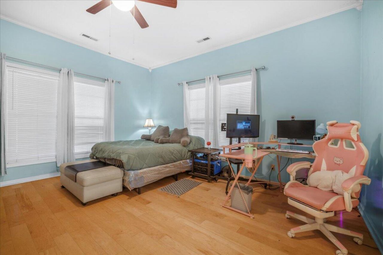 555 Barkley Street Photo 15