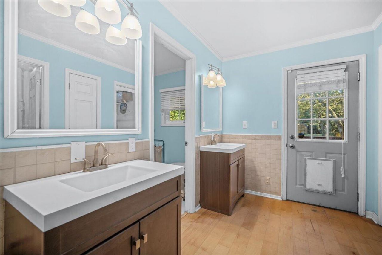 555 Barkley Street Photo 16