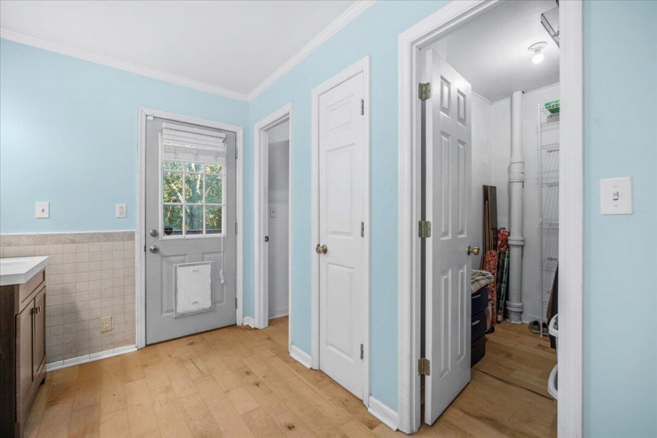 555 Barkley Street Photo 17