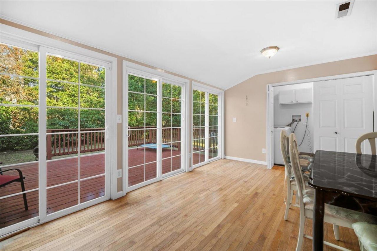 555 Barkley Street Photo 23