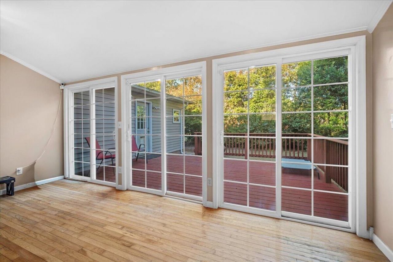 555 Barkley Street Photo 24