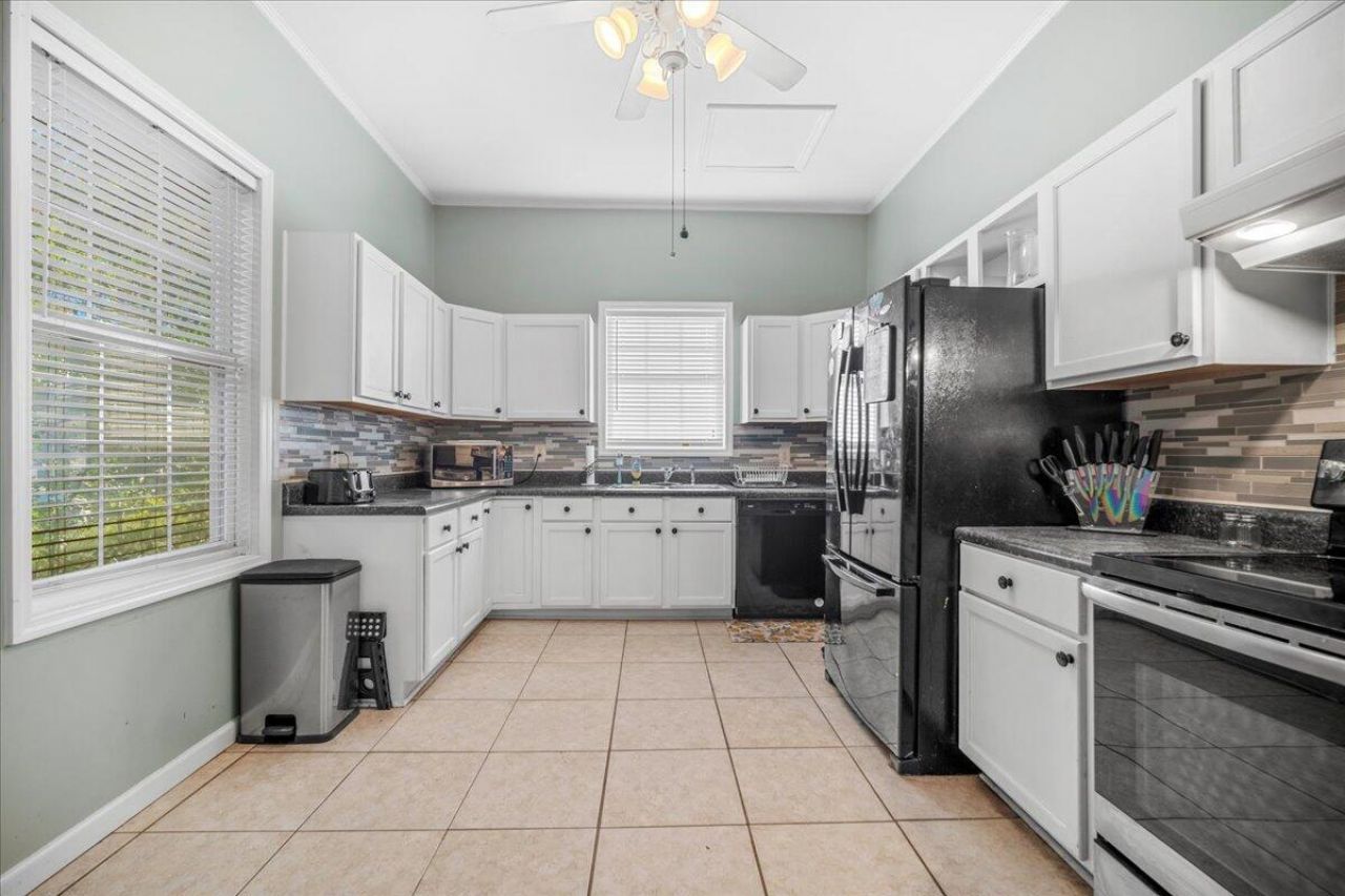 555 Barkley Street Photo 27