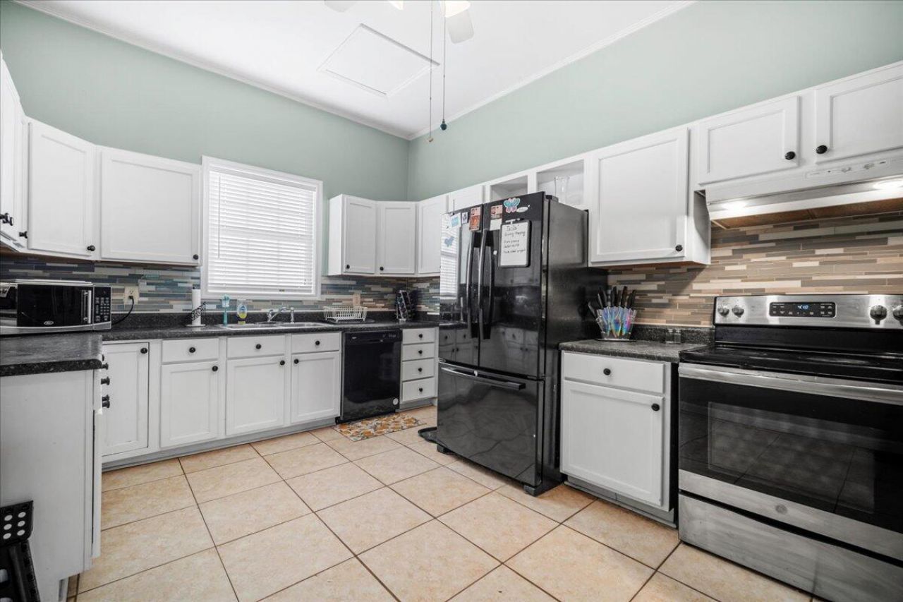 555 Barkley Street Photo 28