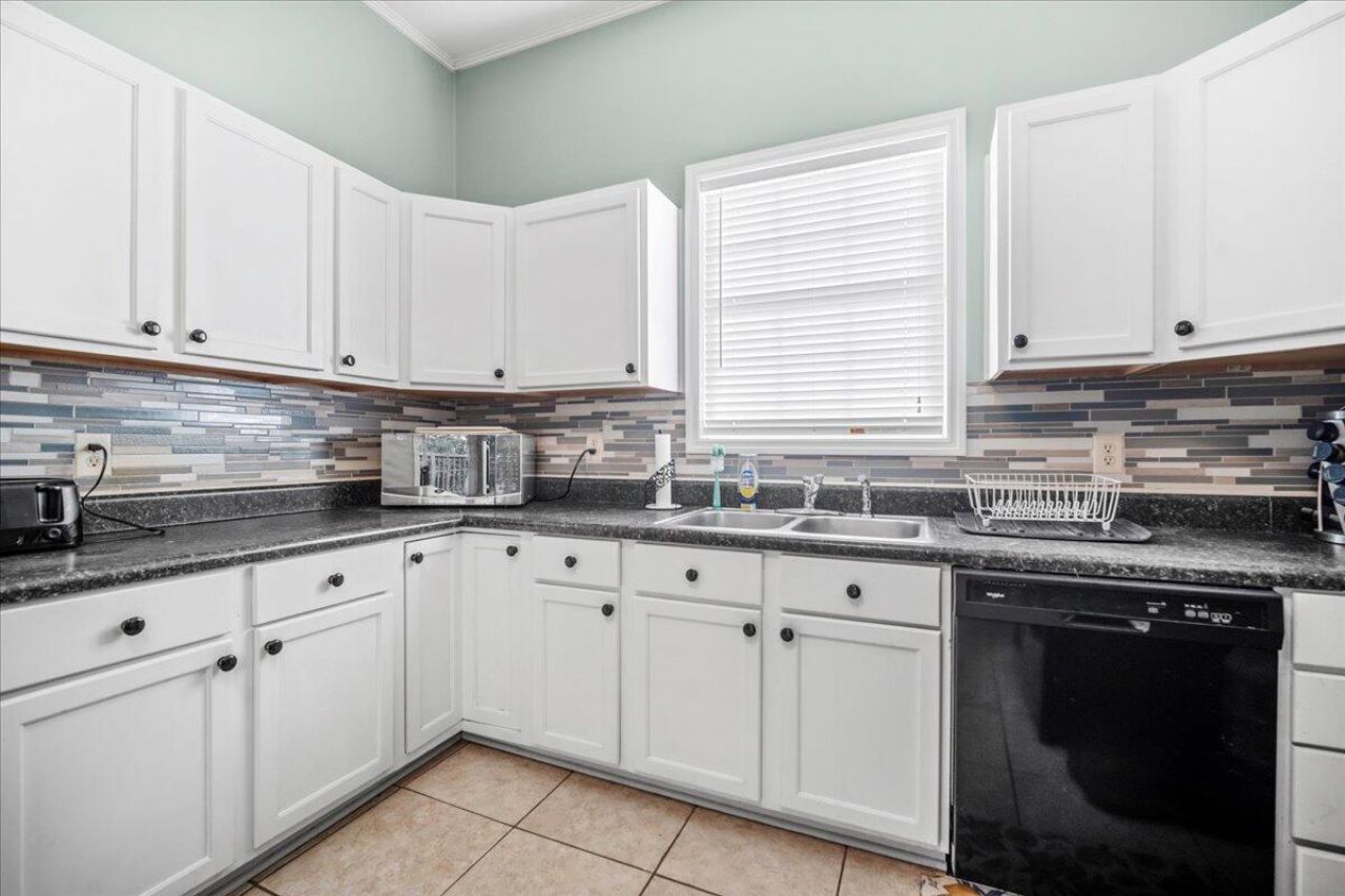 555 Barkley Street Photo 29