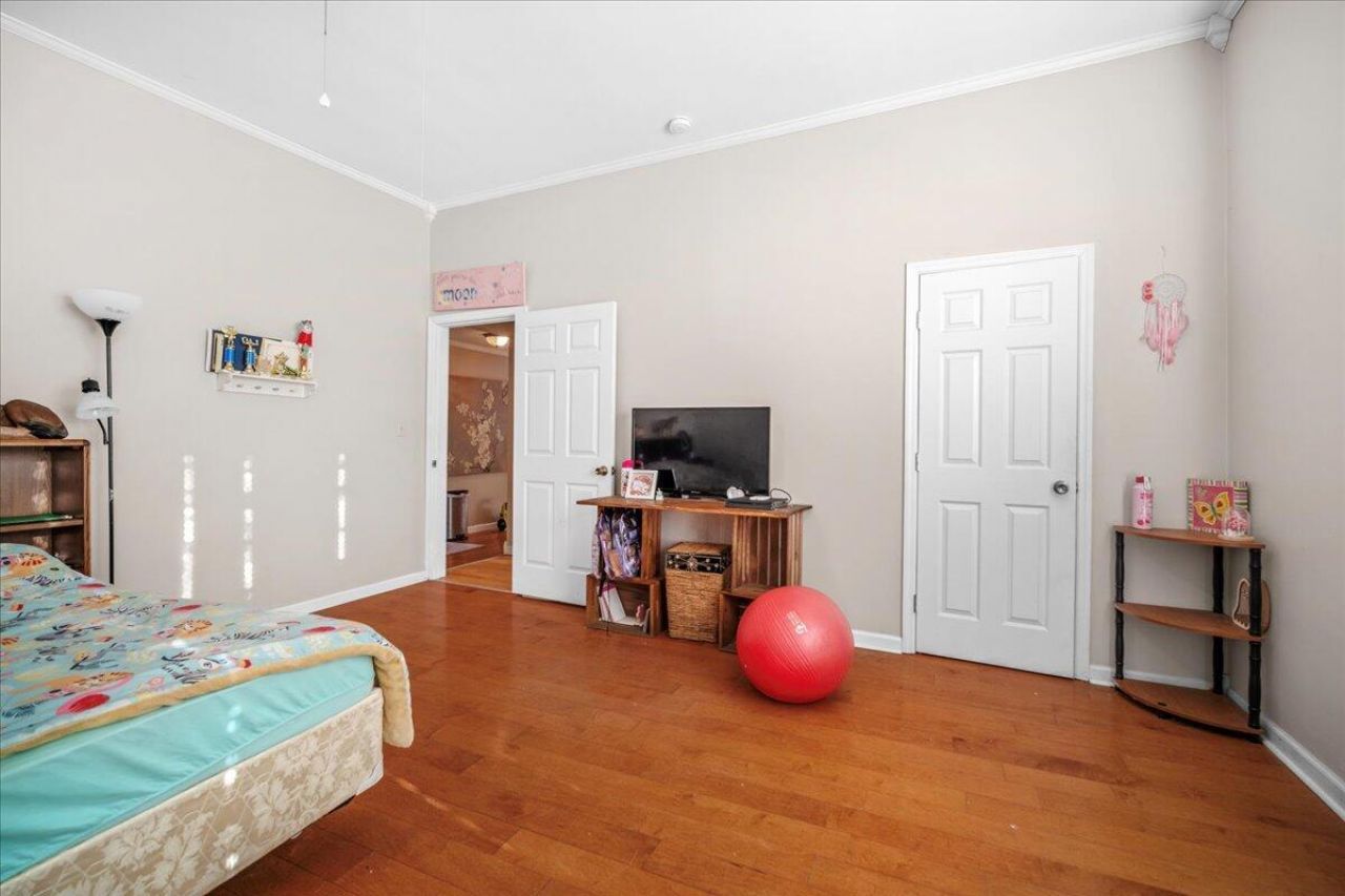 555 Barkley Street Photo 34