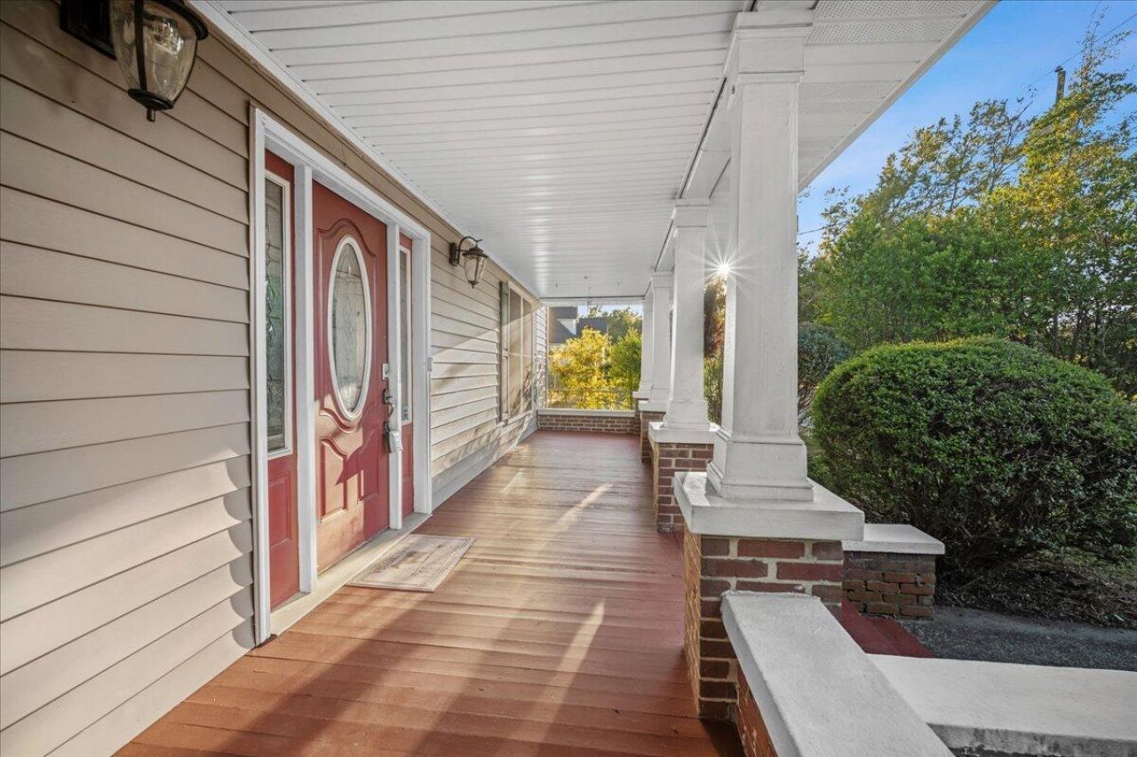 555 Barkley Street Photo 6