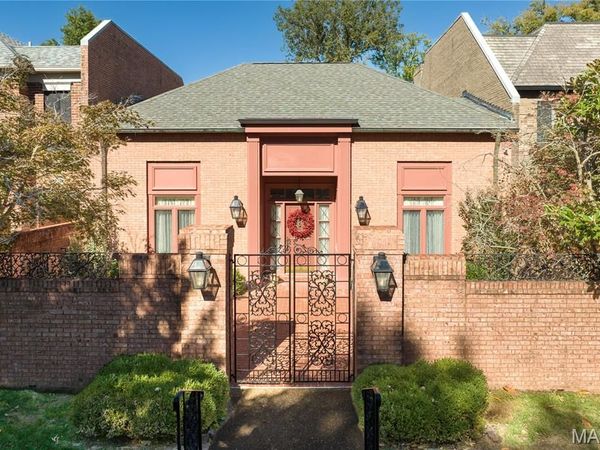 11 Chatfield Place Road, Creve Coeur, MO 63141