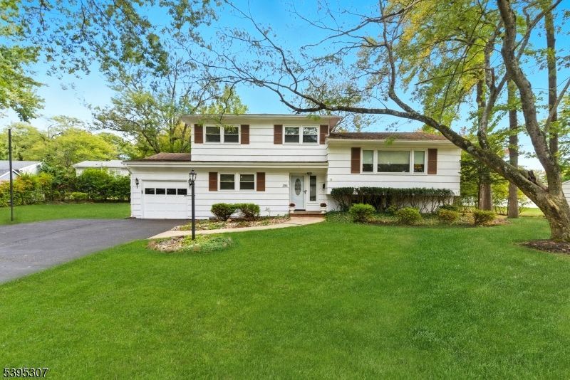 2286 Stocker Ln, Scotch Plains, NJ 07076 Main Photo