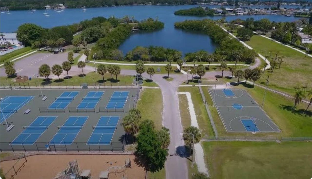 3869 Island Way, Saint Petersburg, FL 33705 Photo