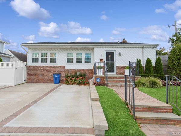 2 Leamington St, Lido Beach, NY 11561
