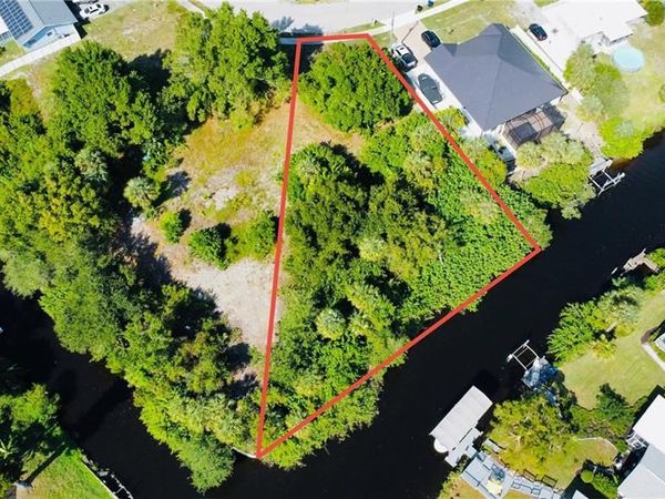 935 Iris DR, NORTH FORT MYERS, FL 33903