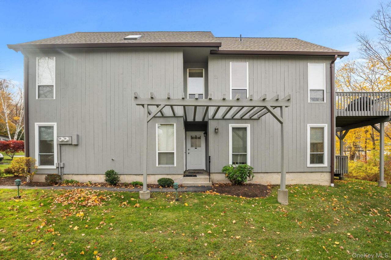 11 Woods Brooke Lane, Unit 1, Yorktown Heights, NY 10598 Main Photo
