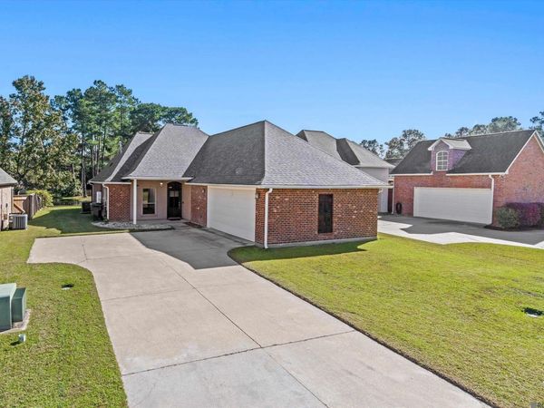 27776 Lakeshore Dr, Walker, LA 70785