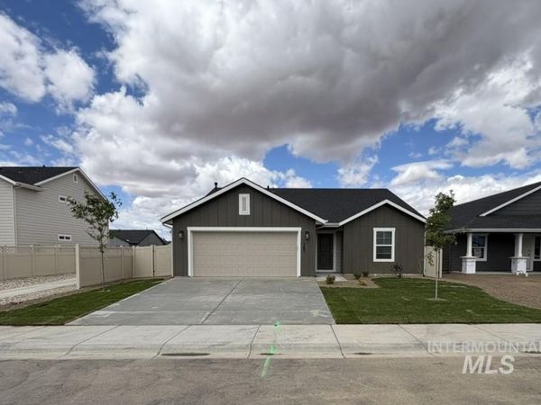 1583 SW Silverstone, Mountain Home, ID 83647