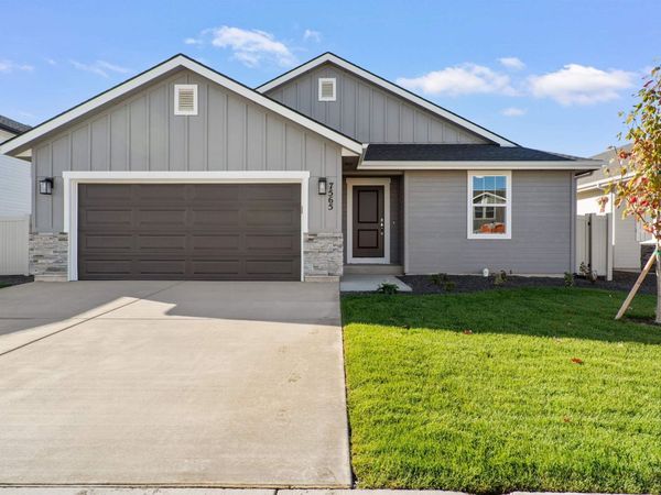 1583 SW Silverstone, Mountain Home, ID 83647
