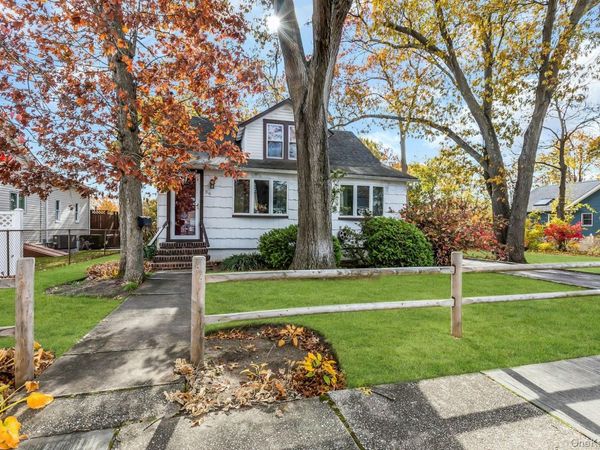 36 Roslyn Street, Islip Terrace, NY 11752