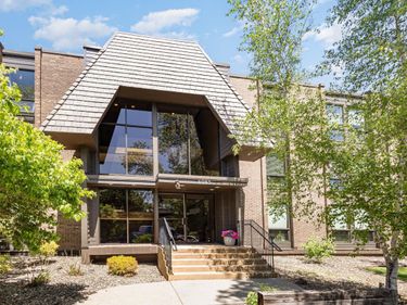 6085 Lincoln Drive, Unit 220, Edina, MN 55436