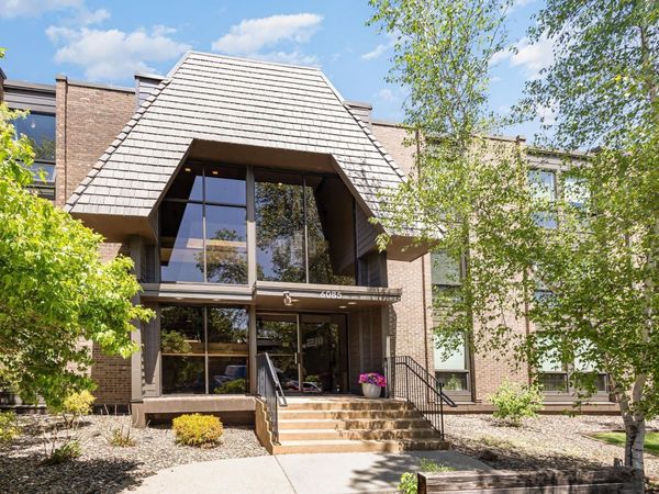 6085 Lincoln Drive, Unit 220, Edina, MN 55436